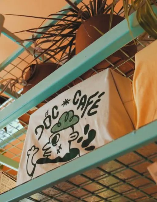 elplanteo's tweet photo. 7⃣ DOC CAFÉ: 📍 Aráoz 645, Villa Crespo

☕️ Su principal diferencial radica en su propuesta de sabores interesantes de la alta cocina trasladados al café de barrio.

🗣️ “Buscamos armar un lugar que te sorprenda con su cocina, con sus platos abundantes y sus precios amigables”, cuenta @DocGeli, su responsable.

😋🤤 ¿Para el bajón? La opción dulce es el carrot cake y la opción salada es el tostón de cebollas al vino, con crema de almendras, salsa c��trica y huevitos.
