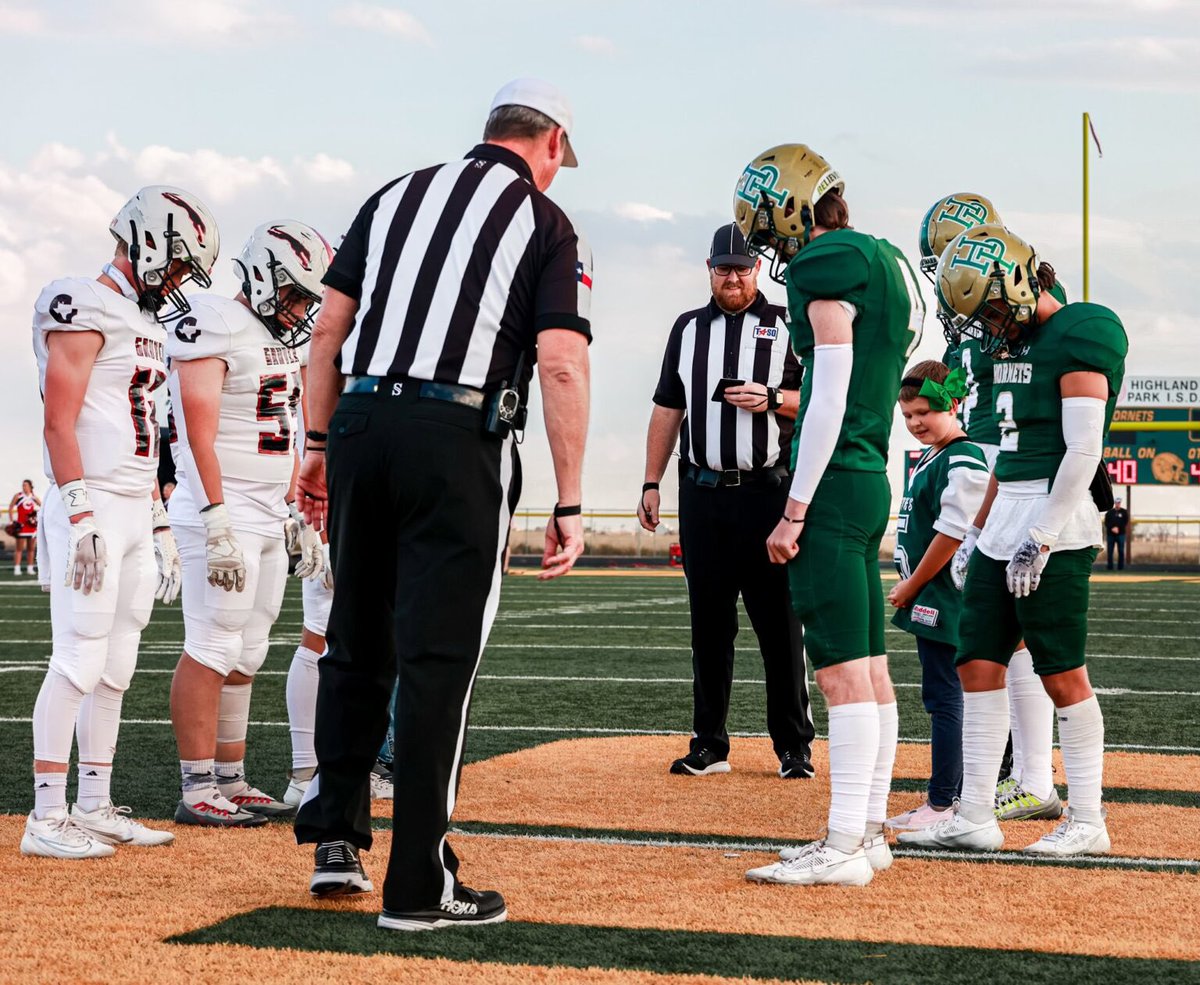 PressPassSports's tweet photo. The Amarillo chapter of the Texas Association of Sports Officials is looking for new members this fall. Here’s the story by @Lee_Passmore #txhsfb 
🔗 https://t.co/jtNUeGFztI https://t.co/acdVVFjKXA