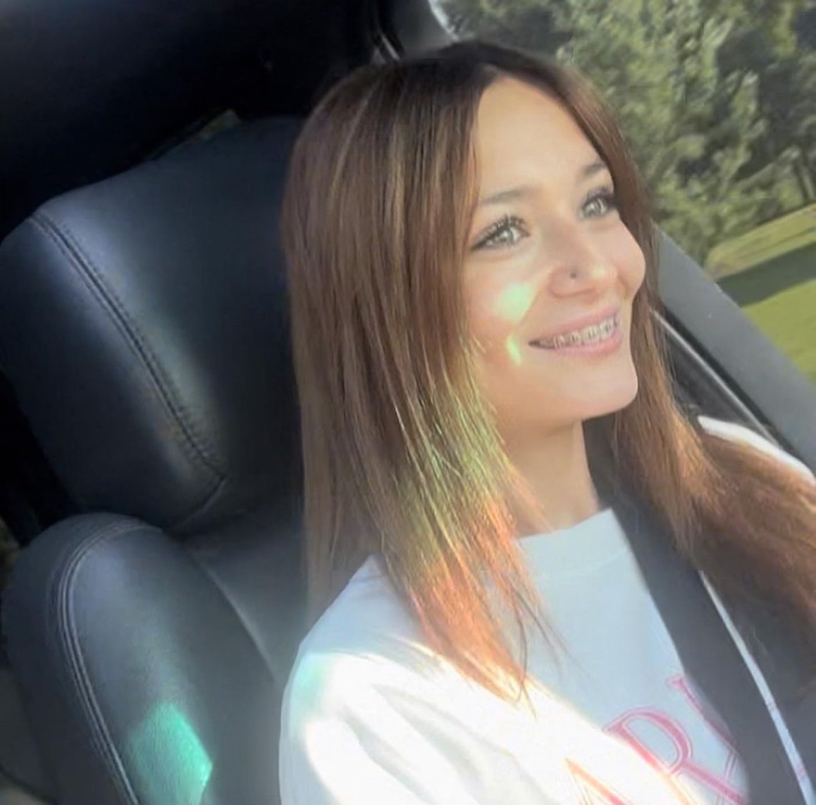 jbsuportebr's tweet photo. O TEMPO VOOU! Fotos de Jazmyn Bieber dirigindo seu carro. 🥹🚗 https://t.co/LRCddDYMlj