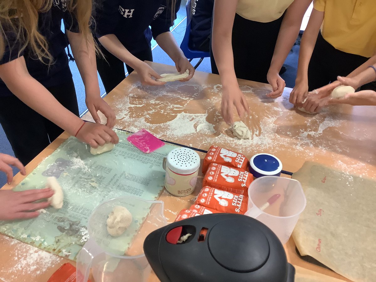 Overthorpe_Acad's tweet photo. Kestrels had a fabulous time this morning making their bread which was kindly donated by Kitty Tait
The children - and staff- had an excellent time consuming it!
#breaducate #gratefullyreceived https://t.co/q0ZSzy7MjG