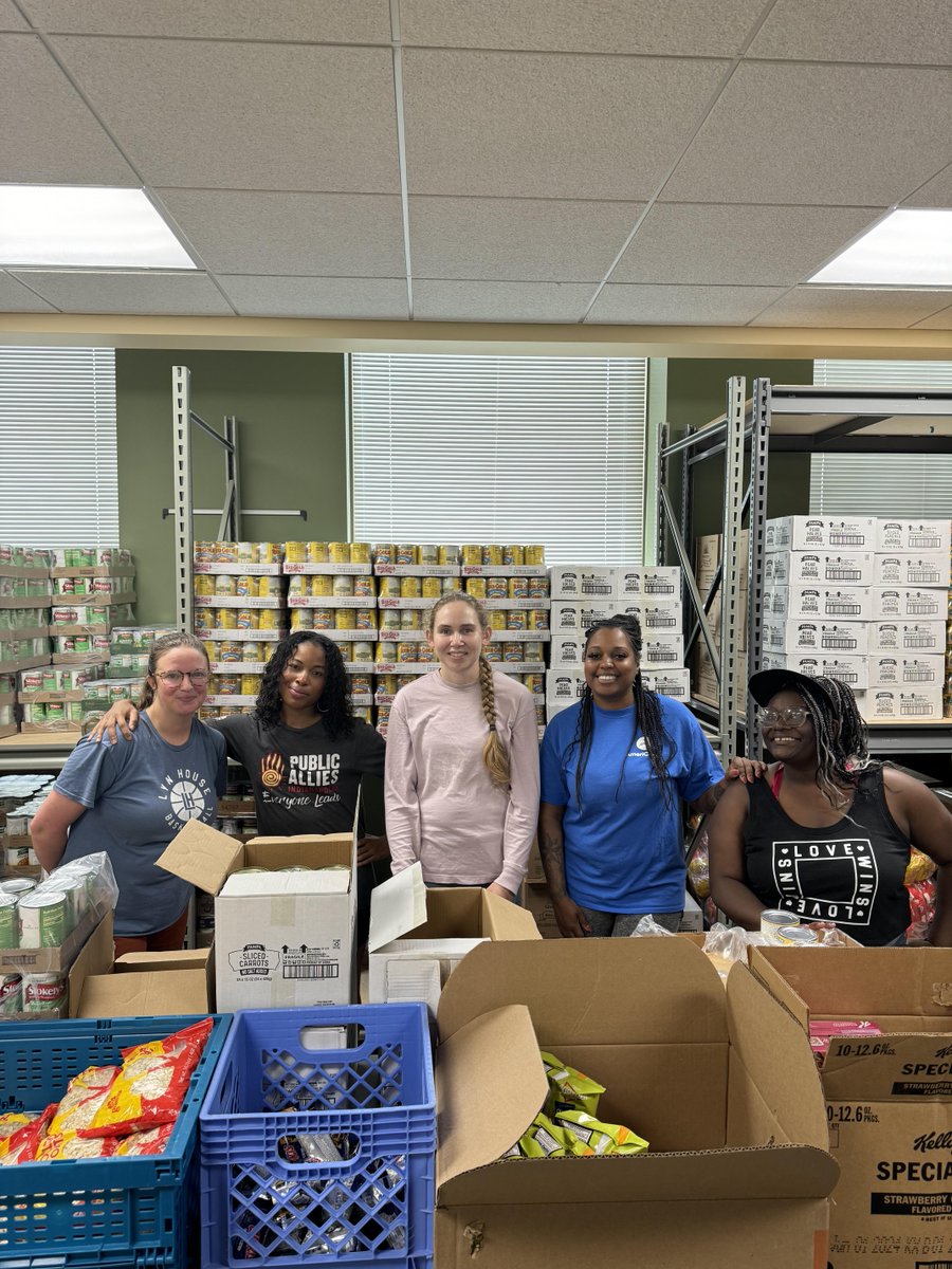 MOWIndiana's tweet photo. #FridayAppreciationPost Thank you to our friends at @PublicAlliesIN for coming in this afternoon to give our pantry a deep clean!

There are a lot of ways you can volunteer your time with Meals on Wheels of Central Indiana-find out where you fit in today! https://t.co/Rf2zpUyNto https://t.co/iXEKa7cZD9