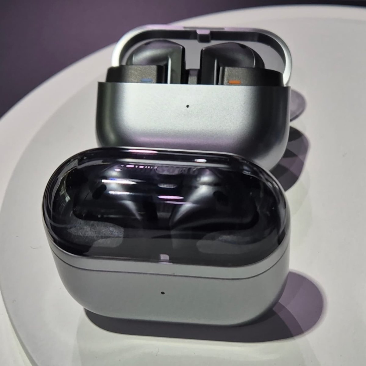 digitaldrops's tweet photo. Fones Galaxy Buds3 e Galaxy Buds3 Pro com novo design e recursos Galaxy AI da @SamsungBrasil #GalaxyBuds3 #GalaxyBuds3Pro #GalaxyAI https://t.co/bXZMkg9ste