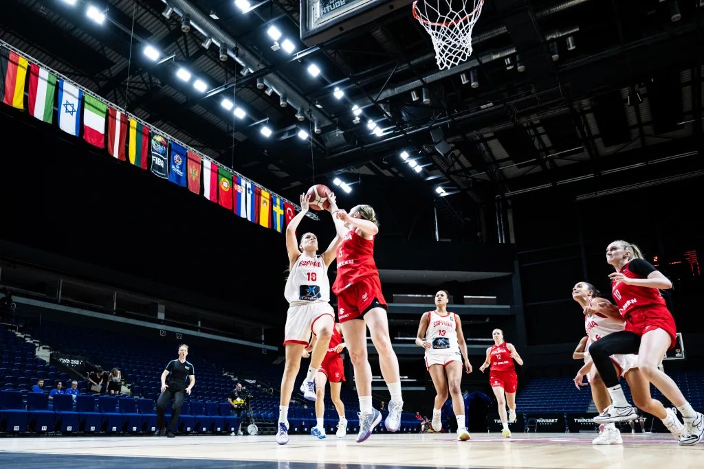 GIGANTESbasket's tweet photo. 🔥 ¡Nueva exhibición de España en el Europeo U20!

🆚 Se impuso a Polonia en cuartos y mañana se medirá a Italia por un puesto en la final

🇪🇸 Los 5 partidos en el torneo:

✅ 84-19 vs Montenegro
✅ 100-43 vs Suecia
✅ 84-34 vs Portugal
✅ 76-40 vs Lituania
✅ 89-41 vs Polonia https://t.co/OCWumbOevX