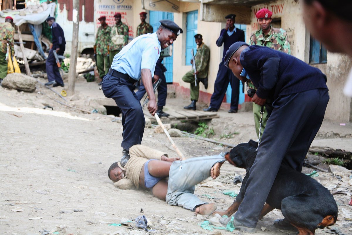Mabonga_254's tweet photo. Look at your good police officers!! Don't say anything,  just retweet. https://t.co/oBIsQoT6dl