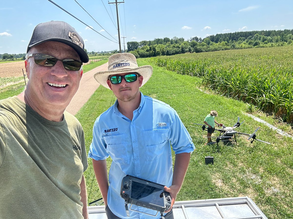 fred_e_nichols's tweet photo. Flyover feeding @AgriGold 6659 with @Huma_US nutrition &amp; crop protection products. Great job by @rantizosprays! #SouthernStud looks good top to bottom. https://t.co/db2Km9X8un