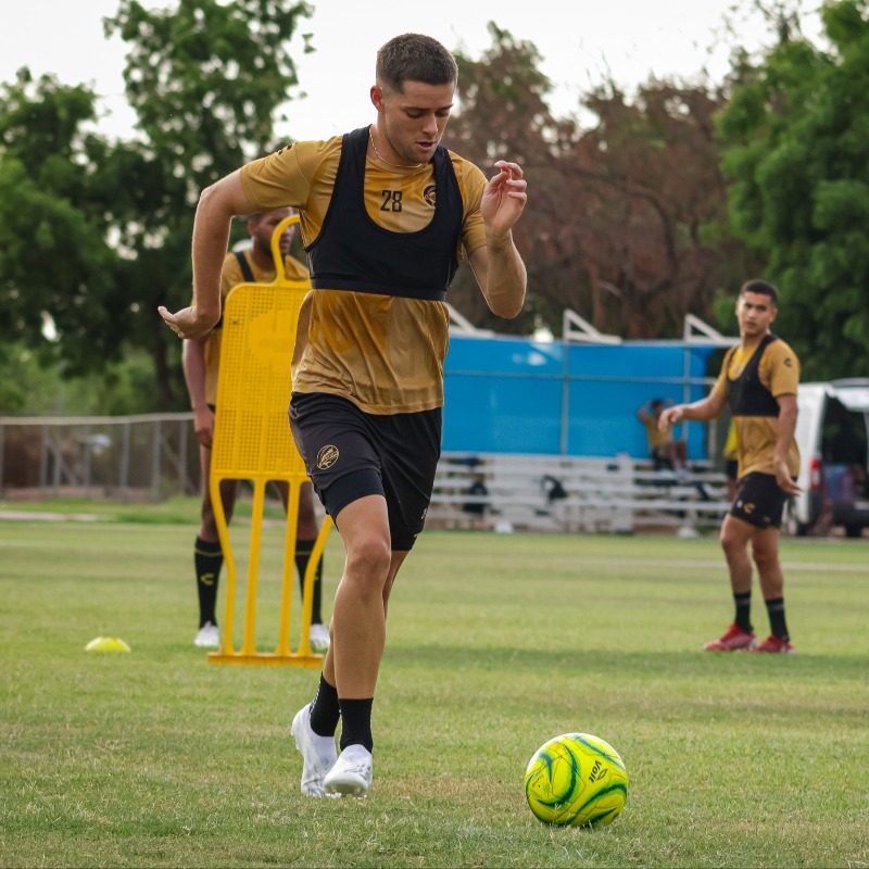 Dorados's tweet photo. 📰 | El zaguero izquierdo charrúa, con experiencia en Holanda y Bulgaria, llegará al equipo de Abreu para apuntalar el aparato defensivo sinaloense.

¡Bienvenido a Sinaloa, Joaquín! 👊😃

#HazlaDePez
