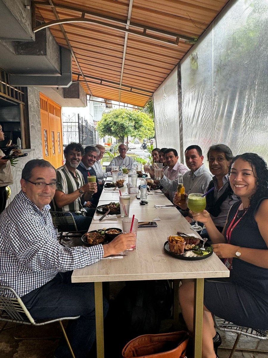 AlejoVargasP's tweet photo. Muchas gracias @CCCASANARE @camaracomerbog El ingeniero  @carlosrojasaren por su visión , liderazgo para que los empresarios de Casanare sigan luchando en la construcción del tejido social empresarial. https://t.co/G2irXInH89