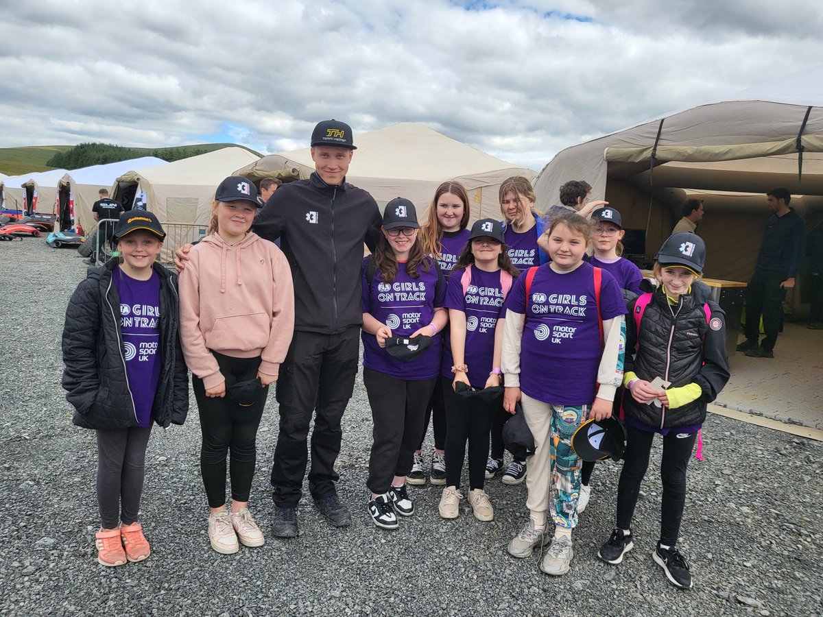 FPirrie's tweet photo. What a great job we have!! amazing day #girlsontrack #youngcarers @EACarers https://t.co/RYBJcUNNzn