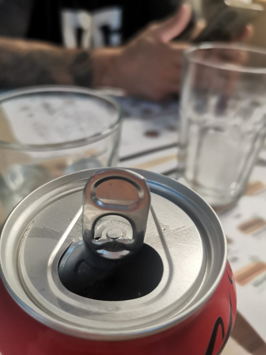 neyvan_11's tweet photo. @CocaCola_es esto es un error muy grave ya que ahora no puedo poner la pajita, que vergüenza‼️ 😡 https://t.co/oREsywfppR
