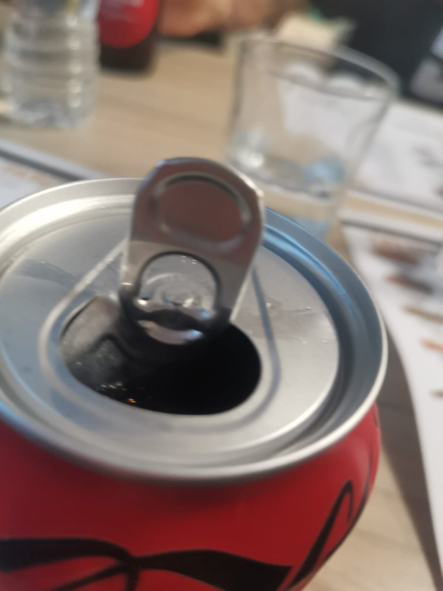 neyvan_11's tweet photo. @CocaCola_es esto es un error muy grave ya que ahora no puedo poner la pajita, que vergüenza‼️ 😡 https://t.co/oREsywfppR