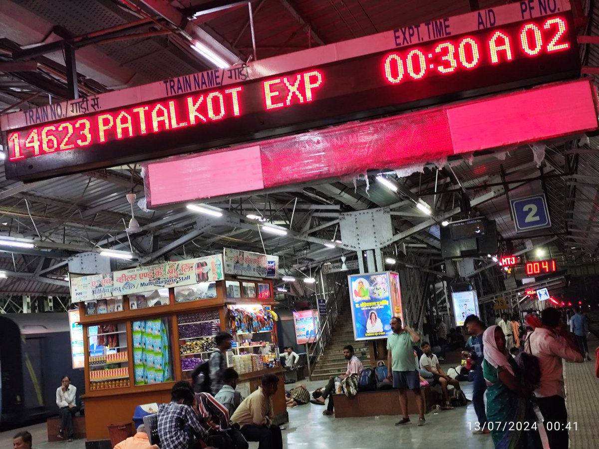 dharmvirkajla's tweet photo. @IndianRailMedia @RailMinIndia मथुरा रेलवे स्टेशन के स्टेशन मास्टर के आत्मविश्वास को मानना पड़ेगा 12 बजकर 41 मिन्ट हो गए है और इनको विस्वास है के ट्रेन नम्बर 14623 पातालकोट एक्सप्रेस 12 बजकर 30 मिनट पर ही आएगी https://t.co/LfDbcYcgLk