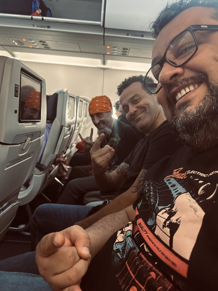 Chegando em Macapá! Vai começar o rock!!
#diamundialdorock #diamundialdorockmacapa #angraofficial #charliebrownjr #lossband