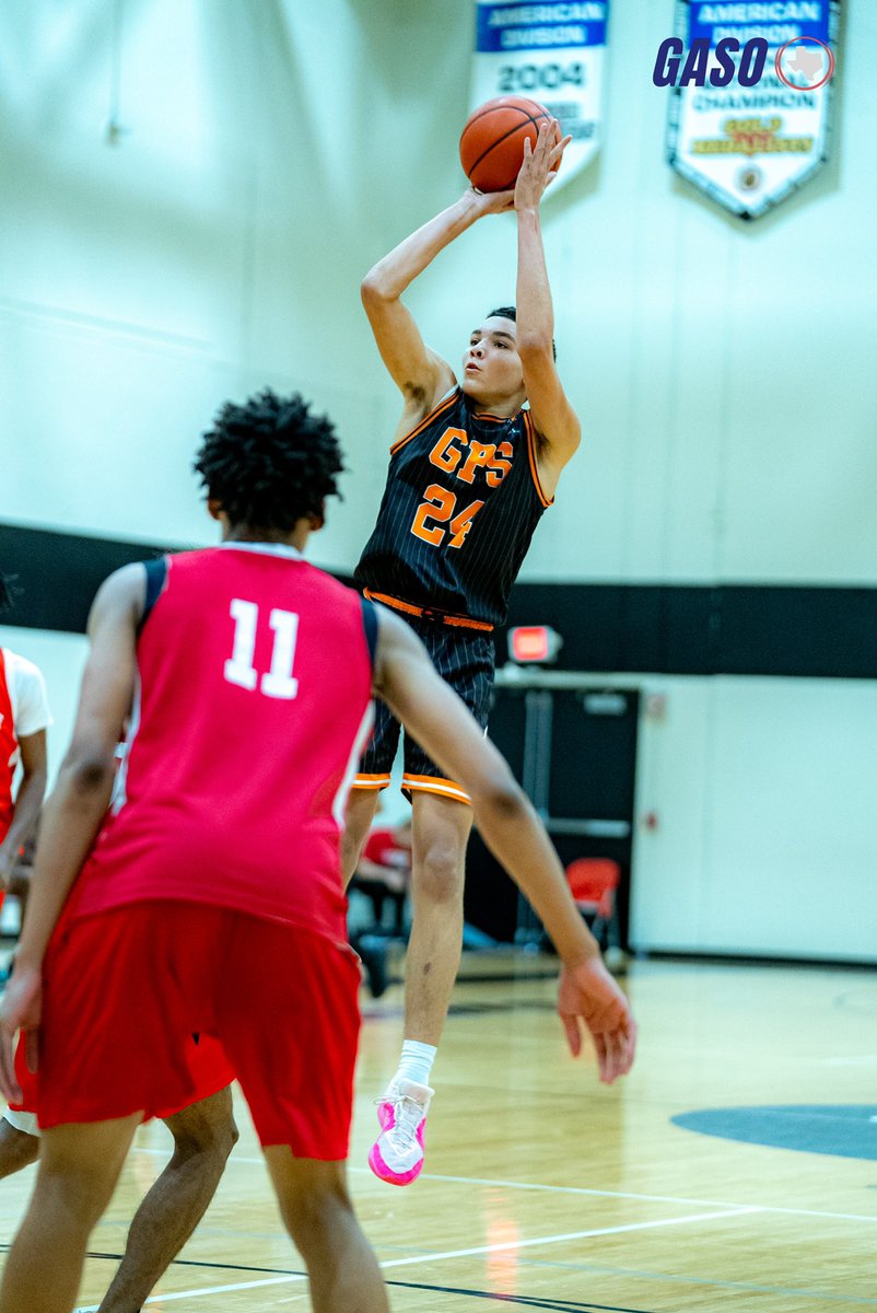 GASOLyndon's tweet image. #GASO Summer Championships ☀️

Live Period Notebook 📒 PART 2️⃣

My list of prospects who have impressed myself and the college coaches this weekend ⬇️

📸 @tk_ballin - @GPShoops806 

One of the best face-up scorers I’ve seen in the 2026 class. Can unlock zones with his decision