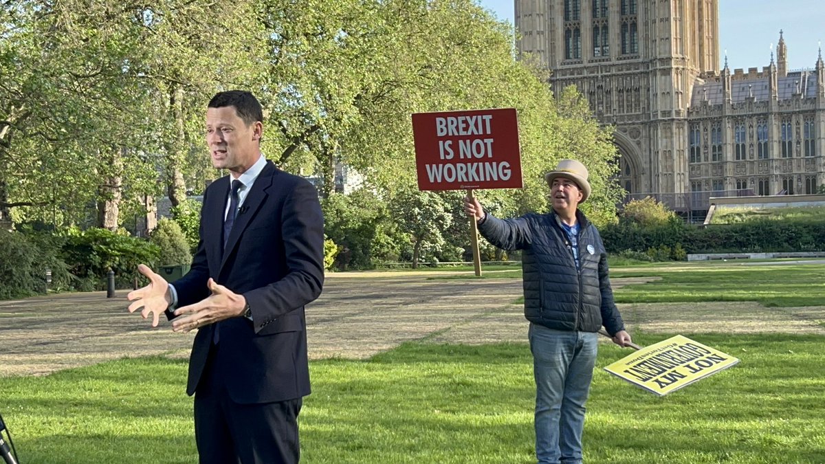 snb19692's tweet photo. Short SODEM statement:
BREXIT was and always has been our fight. Circumstances and a corrupt, criminal and deceitful government took over and became priority. Now that the crooks have gone BREXIT is once again priority. We are not going away and neither is the European Union. https://t.co/QrRbmA76qe