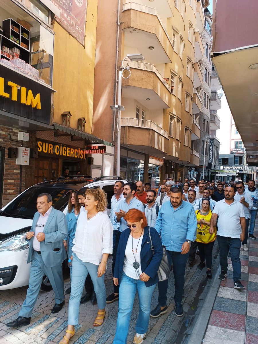 sirnakegitimsen's tweet photo. KESK Eş Genel Başkanı Ayfer Koçak, MYK üyesi Sema Pınar, TMMOB ve TTB'nin katılımı ile Hakkâri'de Kayyım gaspına karşı basın açıklaması gerçekleştirdik. 
Kayyım politikalarına son verin. Seçilmiş iradeye saygı duyun! 
@KESK1995 @ttborgtr @TMMOB1954 @ayferkocak_ @egitimsen https://t.co/lxzdGlqub5