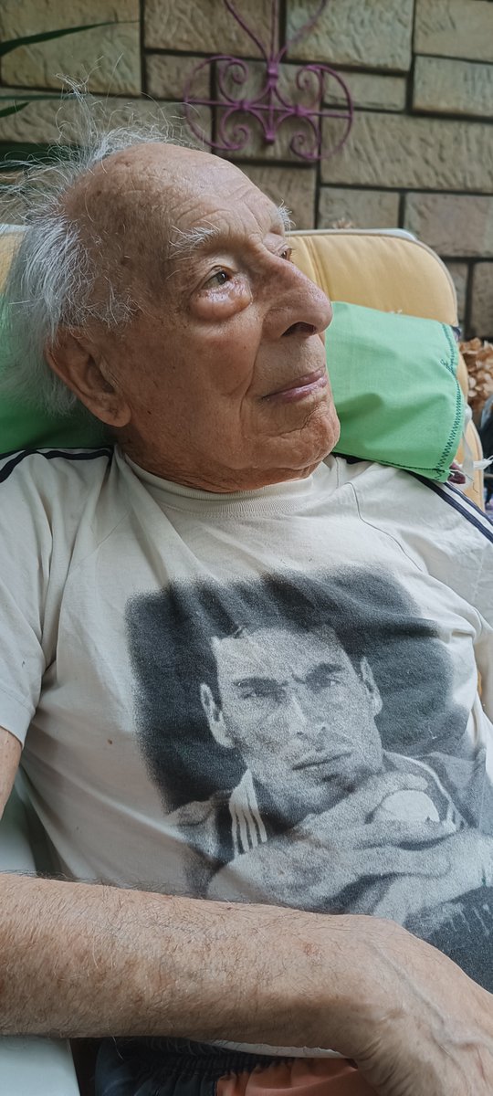 El 13/7/28 nació Ricardo Vigón Telenti: hoy, 96 años más tarde, disfruta de la vida y del #tenis como una de sus emociones: lleva a Bruguera en la camiseta, es fan absoluto de <a href="/RafaelNadal/">Rafa Nadal</a>, admira el tenis de Zverev y espera que <a href="/carlosalcaraz/">Carlos Alcaraz</a> sea campeón de #Wimbledon  mañana ❤️