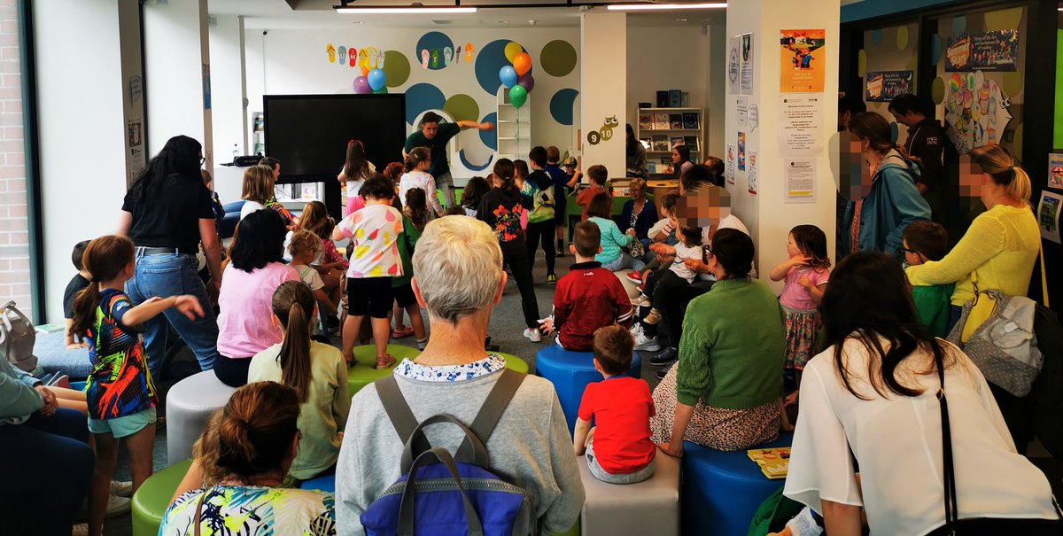 corkcolibrary's tweet image. #BandonLibrary&apos;s Peter rose admirably to the challenge of entertaining the Bailiú na Banndan festival goers this morning. Entertaining the troops with stories that had no pictures, thrilling bear hunts and bonkers banana behaviour.
#WhatLibrariesDo #TakeACloserLook…