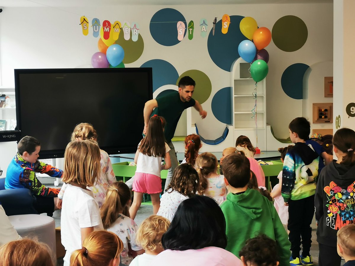 corkcolibrary's tweet image. #BandonLibrary&apos;s Peter rose admirably to the challenge of entertaining the Bailiú na Banndan festival goers this morning. Entertaining the troops with stories that had no pictures, thrilling bear hunts and bonkers banana behaviour.
#WhatLibrariesDo #TakeACloserLook…