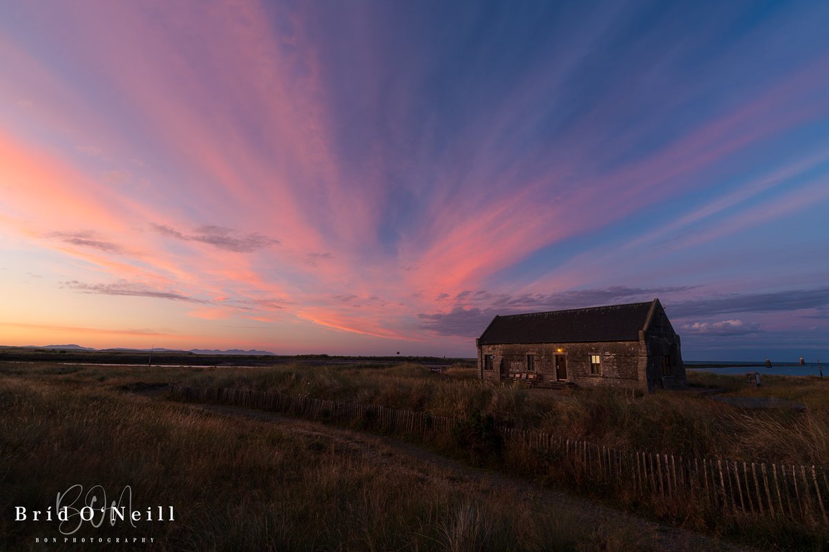 NeillBrid's tweet image. 30 minutes after the last post the sky turned beautiful pinks and blues.
 
Scroll across to see the 20 second Timelapse from golden hour to blue hour comprising of over 450 exposures.

#sunset #pinkskies #sweepingclouds #cloudsphotography #BONPhotography #house #riverboyne
