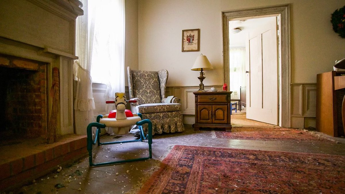 Abandoned 1800's Plantation House - Everything Left Behind
youtu.be/tGlZejH4gfo