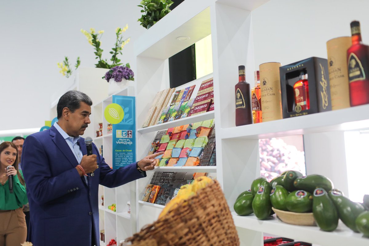#EnFotos || El Pdte. de la República, <a href="/NicolasMaduro/">Nicolás Maduro</a>, inauguró el Centro de Eventos y #ExpoMarca de lo Hecho en #Venezuela, donde 700 empresas exhiben sus productos en un evento que se realiza en la Base Aérea Generalísimo Francisco de #Miranda, La Carlota.

#12Jul