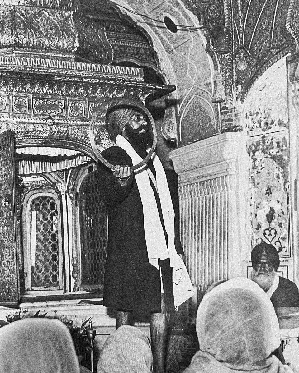 shastardhari_'s tweet photo. A large Chakar attributed to Baba Deep Singh Ji, presented to the sangat of the Akaal Takht.

Amritsar, Punjab, circa 1975. https://t.co/WC06rKhi9i