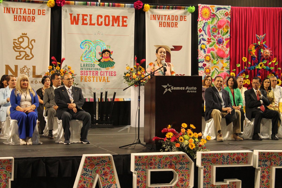 sedeconld's tweet photo. La Presidenta Municipal @Carmenliliacrv acompañada del Secretario de Desarrollo Económico Juan Ángel Martínez Salazar y el Director de Turismo Lic. Marco Rodríguez Leija estuvieron presentes en la inauguración del 20º Aniversario del Festival Internacional de Ciudades Hermanas 🤝🏼 https://t.co/Iy62Q66NZh