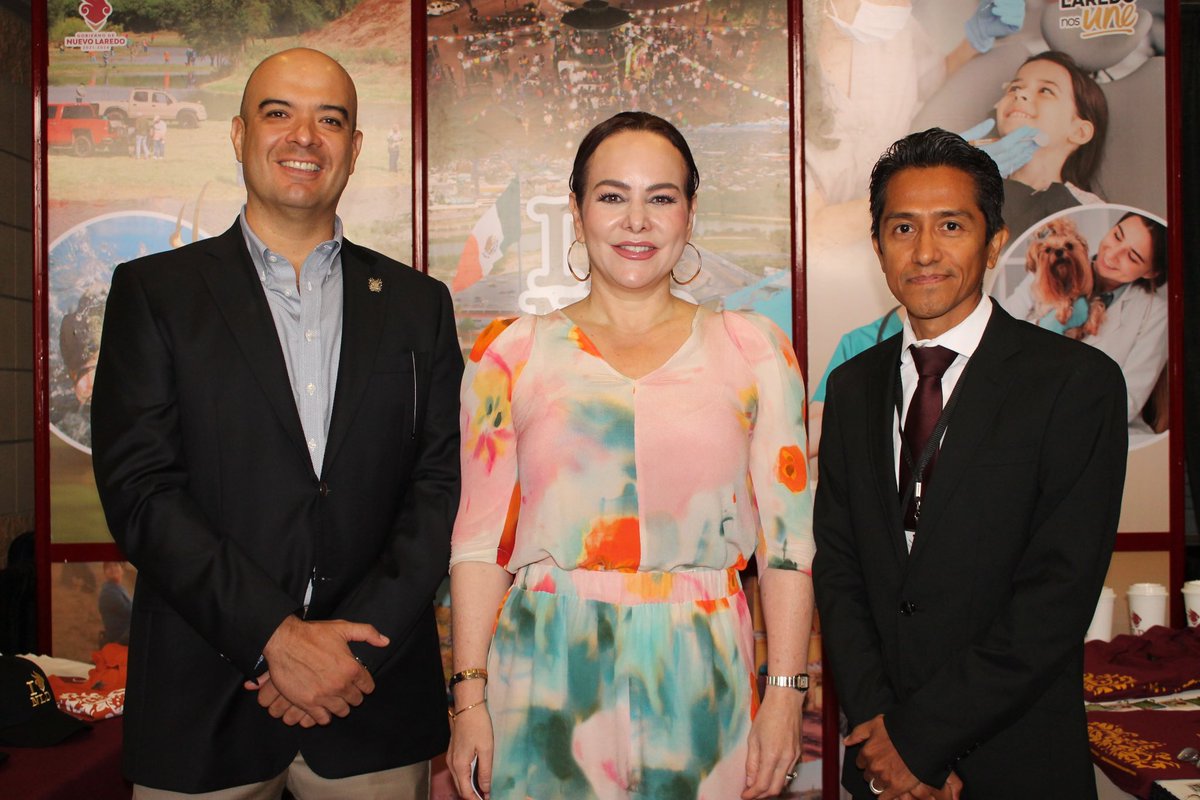 sedeconld's tweet photo. La Presidenta Municipal @Carmenliliacrv acompañada del Secretario de Desarrollo Económico Juan Ángel Martínez Salazar y el Director de Turismo Lic. Marco Rodríguez Leija estuvieron presentes en la inauguración del 20º Aniversario del Festival Internacional de Ciudades Hermanas 🤝🏼 https://t.co/Iy62Q66NZh