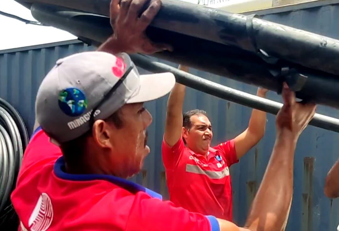 hidroven_ve's tweet photo. Hidrocapital entregó 25 metros de tubería de 2 pulgadas para atender a 364 familias del sector El Brillante, parroquia Maiquetía, municipio Vargas, estado #LaGuaira, dando inicio a los trabajos de sustitución que garantizarán la mejora en los ciclos de distribución de agua potable a toda esta comunidad. 

Acciones que el Gobierno Bolivariano ejecuta a través de la VenApp y #1x10delBuenGobierno, para llegar a cada rincón, en aras de proveer seguridad y bienestar al Pueblo.

@RMarcoTorres
@mastporlapatria 
@minaguasoficial