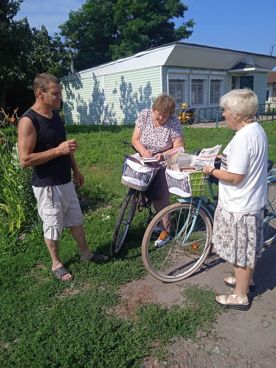 LibraryUkraine's tweet image. 🚴‍♂️📚 Bakhmach Central Library continues its tradition with the bike library! Librarians introduce city residents to literary novelties, modern Ukrainian authors, and library services. 
#Bakhmach #BikeLibrary #Reading #HealthyLibraries