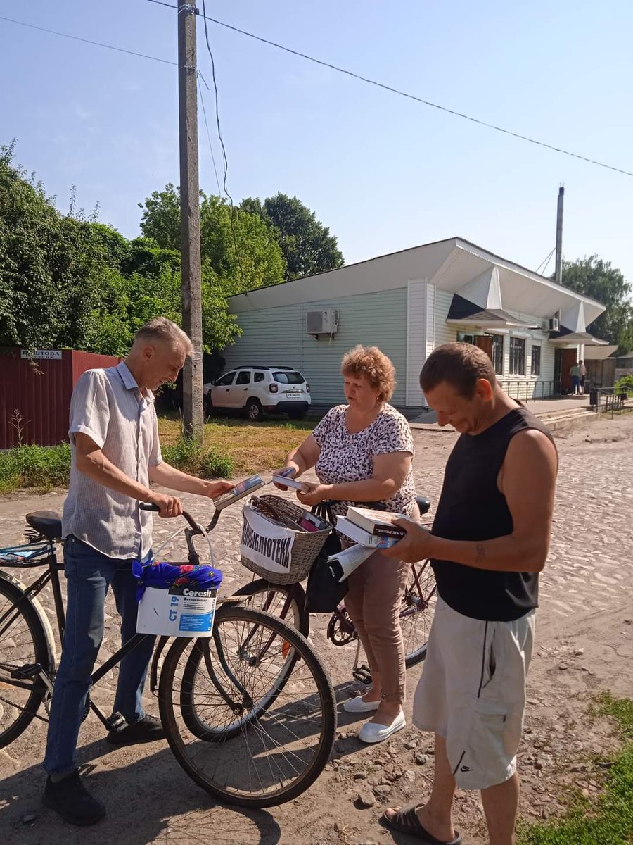 LibraryUkraine's tweet image. 🚴‍♂️📚 Bakhmach Central Library continues its tradition with the bike library! Librarians introduce city residents to literary novelties, modern Ukrainian authors, and library services. 
#Bakhmach #BikeLibrary #Reading #HealthyLibraries