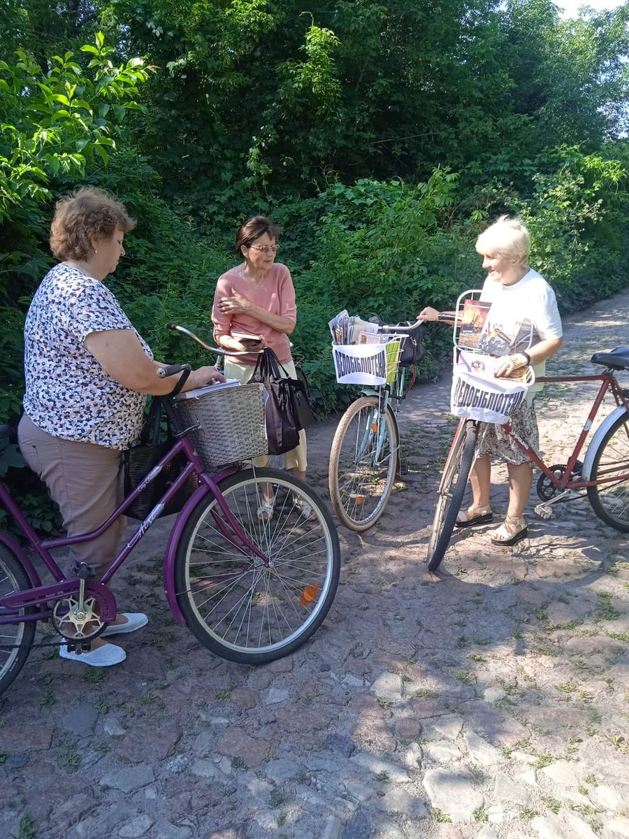 LibraryUkraine's tweet image. 🚴‍♂️📚 Bakhmach Central Library continues its tradition with the bike library! Librarians introduce city residents to literary novelties, modern Ukrainian authors, and library services. 
#Bakhmach #BikeLibrary #Reading #HealthyLibraries