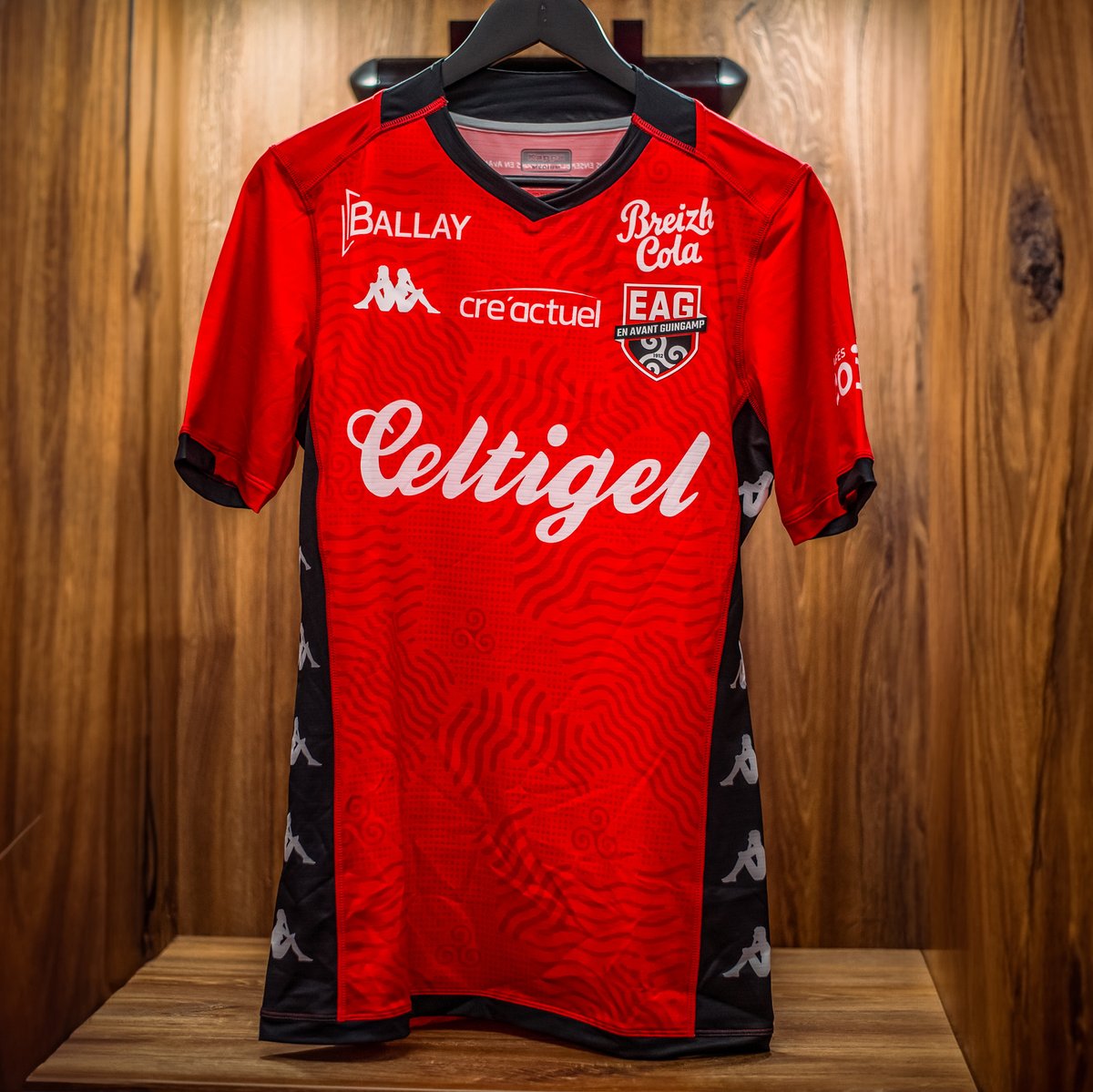 EAGuingamp's tweet photo. Guingampaises, Guingampais, voici votre tunique @KappaFrance pour la saison 2024-2025.

𝗡𝗼𝘀 𝘃𝗮𝗹𝗲𝘂𝗿𝘀, 𝗻𝗼𝘀 𝗰𝗼𝘂𝗹𝗲𝘂𝗿𝘀, 𝗻𝗼𝘁𝗿𝗲 𝗺𝗮𝗶𝗹𝗹𝗼𝘁 ❤️‍🔥🖤

#WarRaok #TeamEAG https://t.co/Y7B1tQxDCc