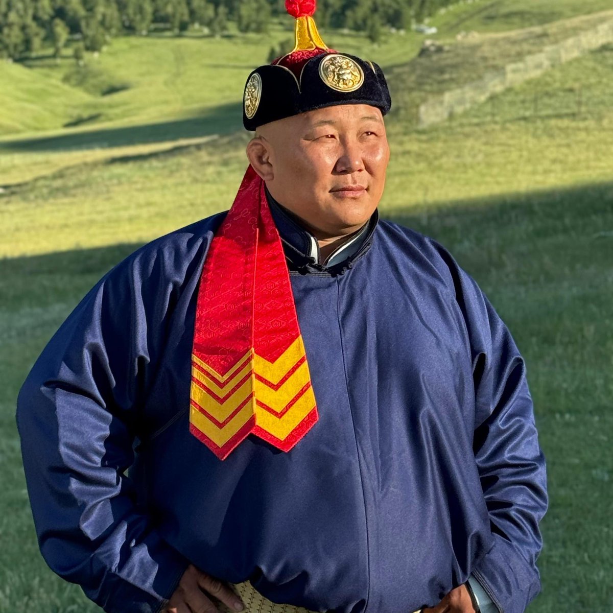 Би Батсуурь аваргад хувь хүн талаас нь нэг их дуртай биш. Дэмждэггүй. Гэхдээ бөхийн хувьд бол сүүлийн арванд үнэхээр босоо, шийртэй байгаа учраас дархлах ёстой хүн гэдгийг нь хүлээн дотроо хүлээн зөвшөөрч, дархан аварга болохыг нь хүлээж суулаа. Баяр хүргэхээс өөр яалтай билээ