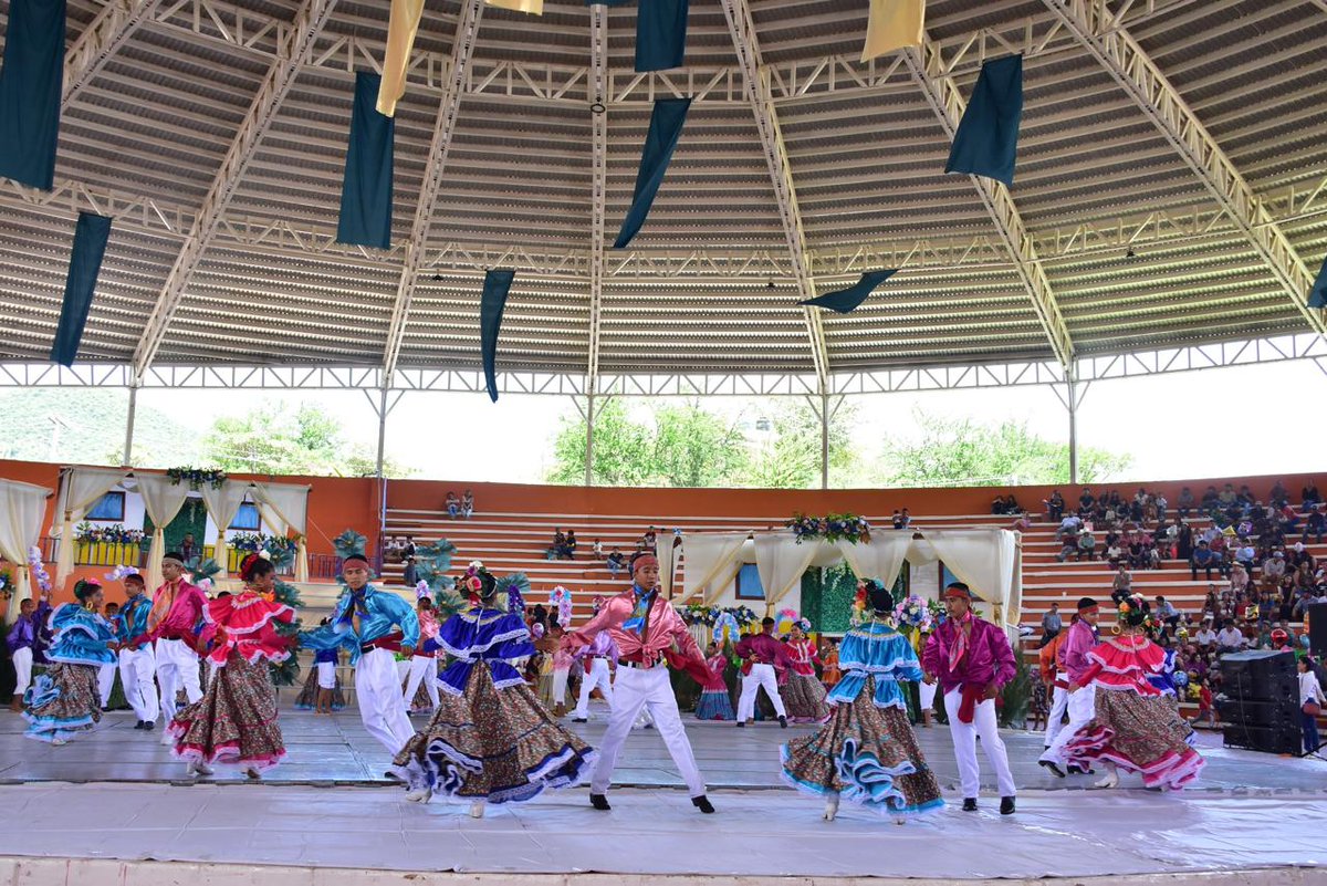ATecomatlan's tweet photo. Felicitaciones a los Graduados de Nivel Básico

El Movimiento Antorchista de Tecomatlán se honra en felicitar a los niños de las escuelas de nivel básico que se graduaron y que fueron apadrinados por el Ing. Aquiles Córdova Morán, dirigente del Movimiento Antorchista Nacional. https://t.co/VDu0pLMXjj