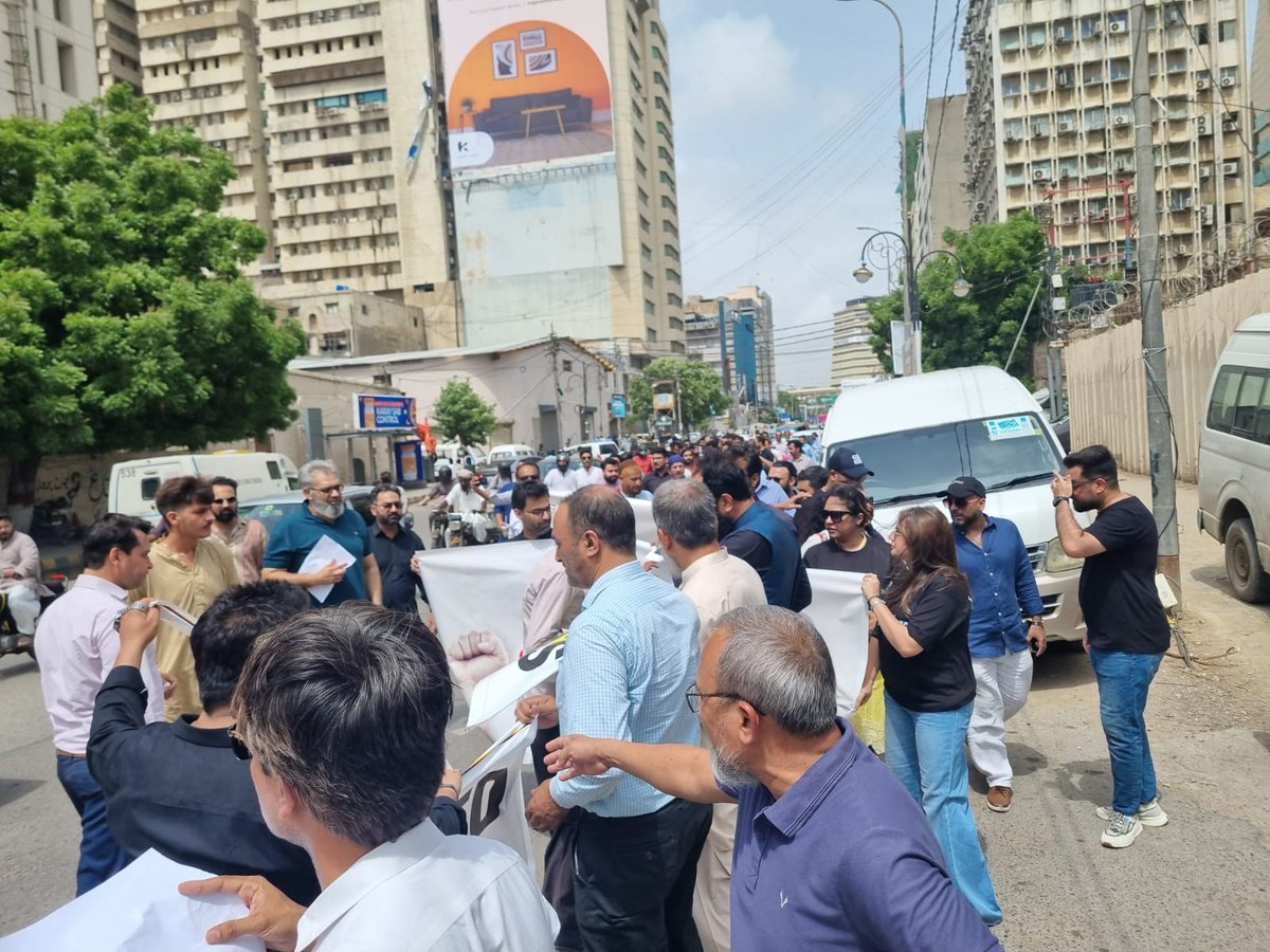 SalariedClassPK's tweet photo. From Shaheen Complex to I.I. Chundrigar Road
#SavetheSalariedClass
#SalariedClass
#taxkumkaro https://t.co/4p1dUKHfTV