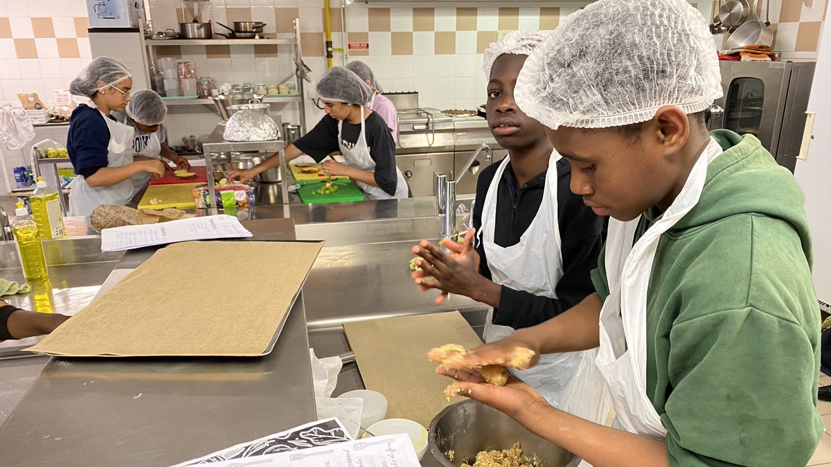 Bien manger, bien bouger! C’était la thématique des vacances apprenantes proposées au collège Charlemagne de Laon. Une belle occasion pour les élèves d’associer équilibre alimentaire et activités physique. Au programme : ateliers cuisine et sport !