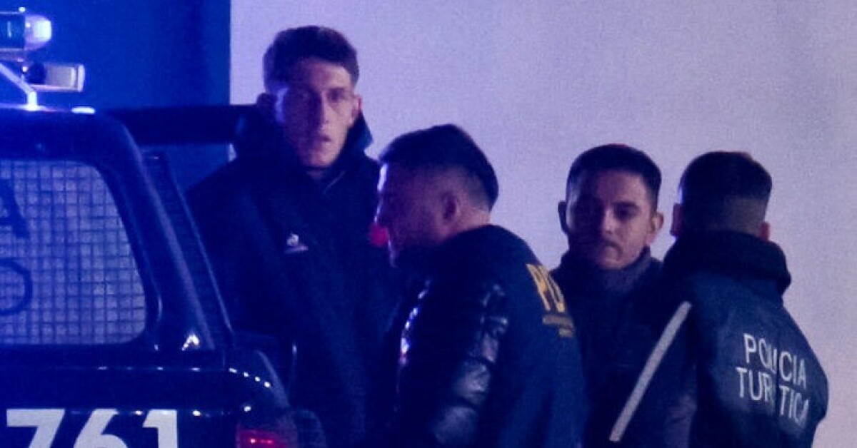 le_Parisien's tweet photo. 🔴 Mis en examen pour viol aggravé par la justice argentine, les deux joueurs du XV de France Oscar Jegou et Hugo Auradou risquent 8 à 20 ans de prison
➡️ https://t.co/DJntzPnzRz https://t.co/fiJ2EcKvgF