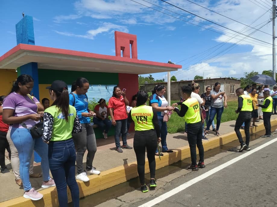 ven911delta's tweet photo. ¡CONCIENTIZANDO A LOS CONDUCTORES!
Abordaje Informativo en las adyacencias del Rodó,  concientización a los conductores y peatones de la zona, con el Presidente¡Siempre!
#LaPoesíaNosUne
@nicolasmaduro
@lizetadelta @remigioceballos @Oficial_VEN911 
@dicurualberth @prensagobdelta https://t.co/k7rFsA18nI