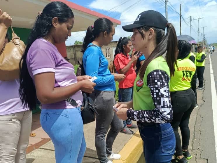 ven911delta's tweet photo. ¡CONCIENTIZANDO A LOS CONDUCTORES!
Abordaje Informativo en las adyacencias del Rodó,  concientización a los conductores y peatones de la zona, con el Presidente¡Siempre!
#LaPoesíaNosUne
@nicolasmaduro
@lizetadelta @remigioceballos @Oficial_VEN911 
@dicurualberth @prensagobdelta https://t.co/k7rFsA18nI