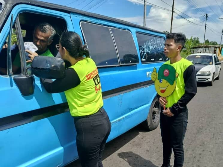 ven911delta's tweet photo. ¡CONCIENTIZANDO A LOS CONDUCTORES!
Abordaje Informativo en las adyacencias del Rodó,  concientización a los conductores y peatones de la zona, con el Presidente¡Siempre!
#LaPoesíaNosUne
@nicolasmaduro
@lizetadelta @remigioceballos @Oficial_VEN911 
@dicurualberth @prensagobdelta https://t.co/k7rFsA18nI