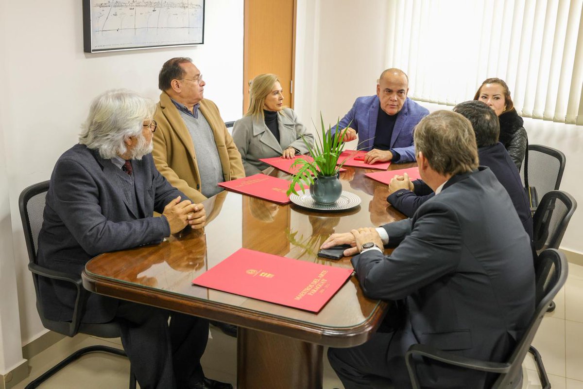 El presidente de la Cámara Alta, senador <a href="/bachinunezpy/">Bachi Nuñez</a>, acompañado por sus colegas legisladores <a href="/Nataliciochase1/">Natalicio Chase</a>, <a href="/RamonRetamozo4/">Ramon C. Retamozo D.</a>, <a href="/noepettersc/">Noelia Cabrera Petters</a> y <a href="/SenaHermelinda/">Hermelinda Alvarenga de Ortega (Oficial)</a>, visitó el <a href="/CCRCabildo/">CCR El Cabildo</a>, donde fue recibido por el director general <a href="/Anibalsaucer/">Aníbal Saucedo Rodas</a>.

#SenadoPy