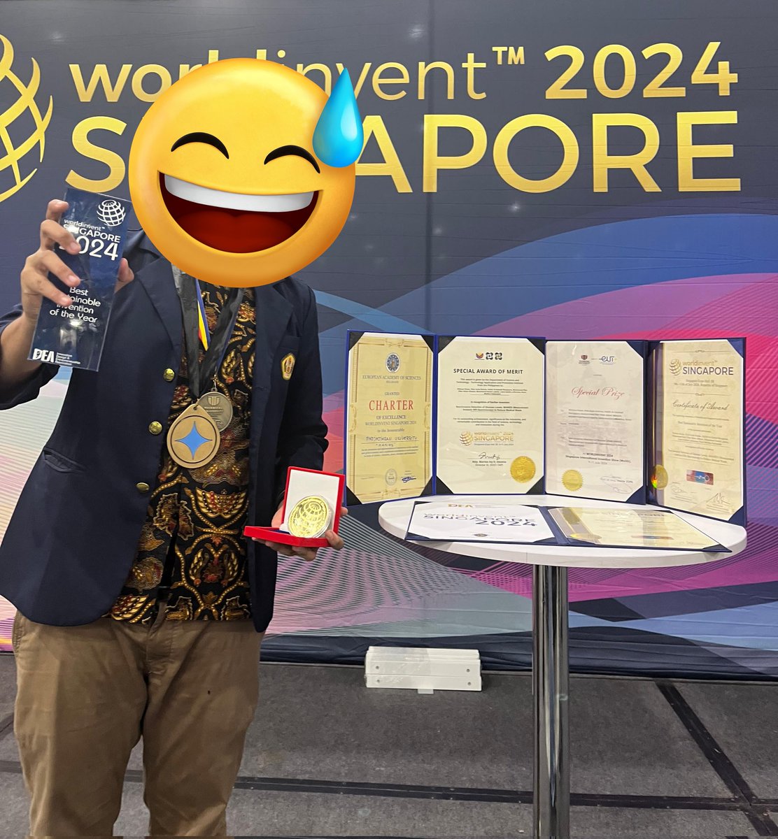 wireles_nerve's tweet photo. Singapore done, alhamdulillah gak akan pernah nyangka bisa dapat 3 special award sekaligus sebanyak ini + grand prize best sustainable inovation of the year, waaaa event kali ini alhamdulillah sangat gacor😭🙏🙏 https://t.co/QLEG06Bon3