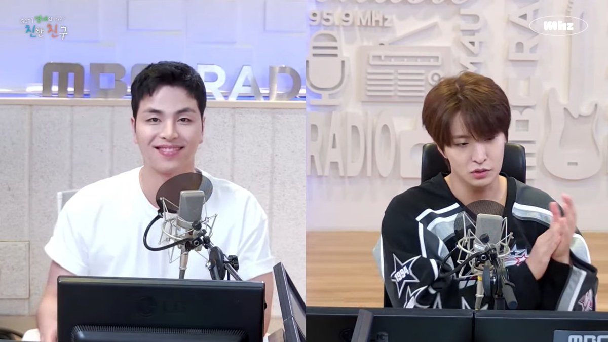 iKON_Global's tweet photo. [📽]  #JU_NE in MBC Radio now LIVE in Youtube! ❤️

Watch now, iKONICS! 👇
📺https://t.co/QABxWWsjbW

JU-NE AT MBC FM4U
#JU_NE_BRUISE_FM4U #구준회
#JU_NE_FEEL_LOST #나홀로
@iKONIC_143 @JUNE_GOZARU_JP https://t.co/MF8kmpYi8d
