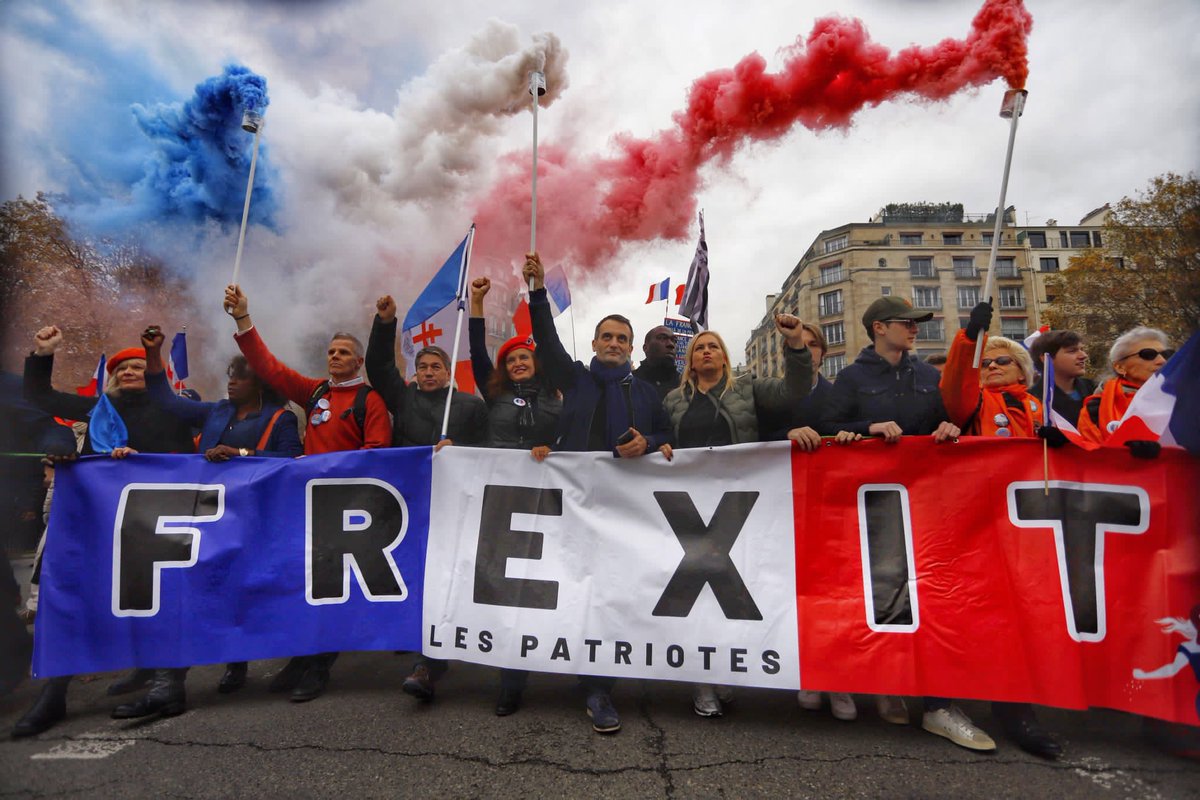 vetopatriote's tweet photo. «1 #opposition #controlée:c’est une opposition dont le système n’a rien à craindre!
Pourquoi?
En l’occurrence pour #LePen et #Mélenchon,c’est d’abord parce qu’ils ne sont pas pour sortir de l’#UE
Or l’UE est le verrou antidémocratique qui fait que rien ne changera»
E.#Chouard https://t.co/CRypxDCpU9