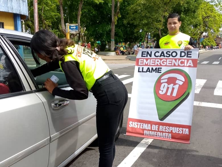 ven911delta's tweet photo. ¡CORAZÓN Y COMPROMISO SIEMPRE!
Abordaje Informativo en el Semáforo de la Plaza Bolívar de Tucupita, para concientizar a la población deltana, siguiendo los lineamientos del Presidente🇻🇪
#LaPoesíaNosUne
@nicolasmaduro
@lizetadelta @remigioceballos @Oficial_VEN911 
@dicurualberth https://t.co/gx6hUJ4FkJ