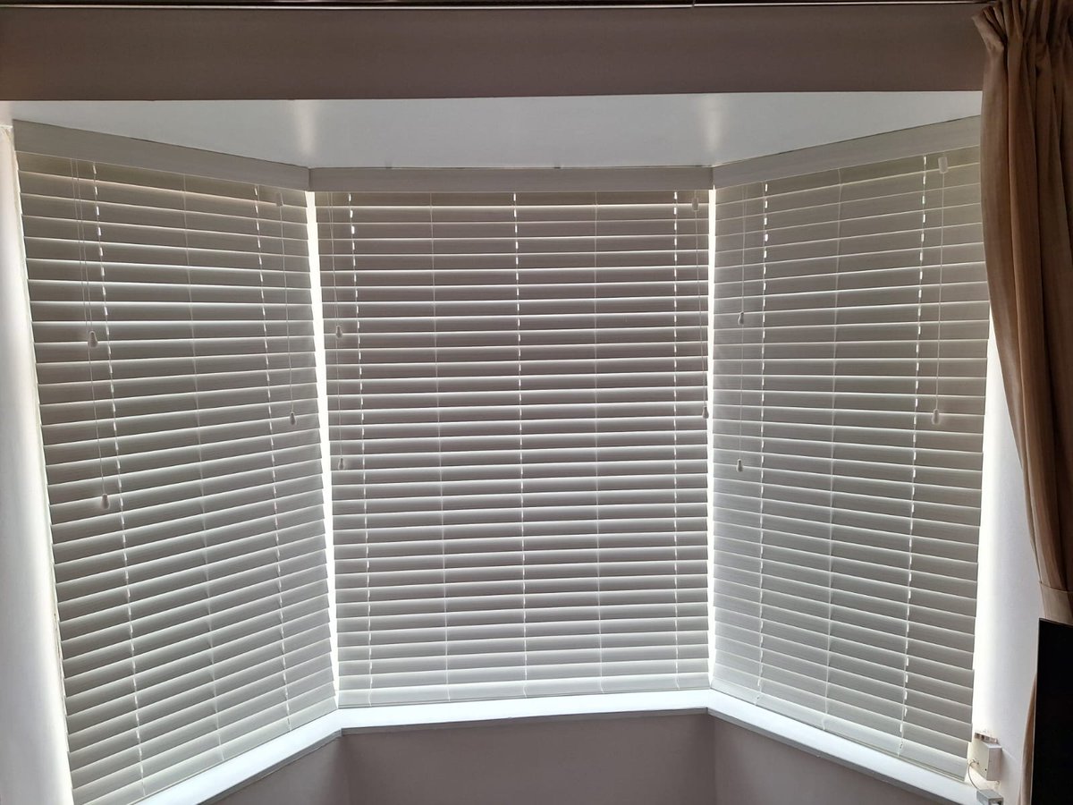 ChooseatHome's tweet photo. How about wood venetians in a bay?

#blindsandshades #madetomeasureblinds #fauxwoodvenetians  #blindsinpontefract #blindsinwakefield https://t.co/jHYUbFq0TI