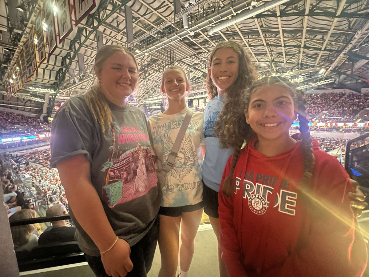 acontreraz2026's tweet photo. Between our games last weekend, my teammates, sister, and I were able to attend a WNBA game! Great to spend some time with my teammates away from the field! 
@usaprime2008 
@AddisonWitek26 
@bella01119625 https://t.co/VxRZI8NSbx