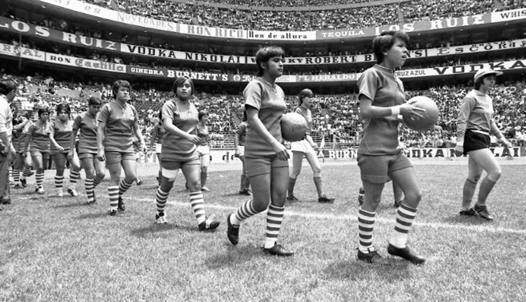 La historia detrás de TAN CERCA DE LAS NUBES, documental ganador en la Sección Michoacana del 21er FICM, me resulta tan reveladora como trascendente más allá de su tema: el futbol femenil. ¡Hoy en #VozEnOff de Rafael Aviña!

Leer más 🎬👉 [ bit.ly/460fXwQ ]