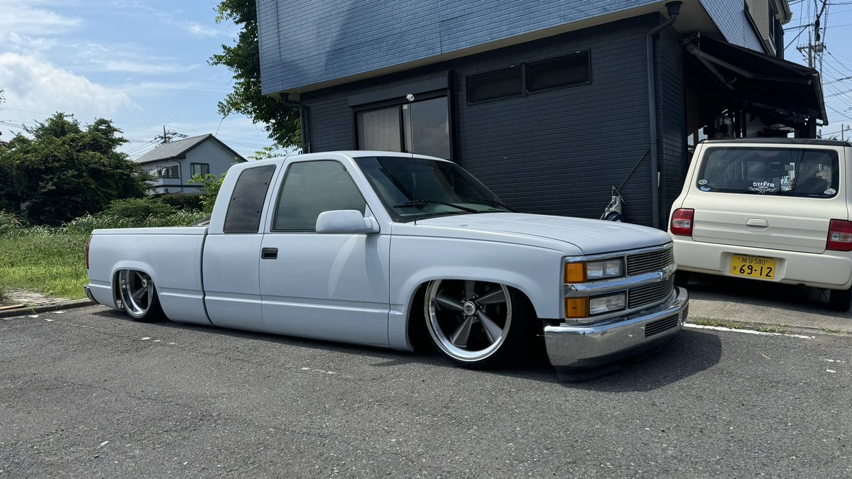 アルミ入れてリアは全下げでガッツリ干渉。
今のタイヤに合わせてフェンダーを作るかタイヤ変えるか悩み、
一旦タイヤ削って当たらなければタイヤ変えれば良いけど275/30が無いので285から265だと結構な引っ張りになってしまう
この手ので引っ張ってもあんまカッコよく無い
最終手段はナロー